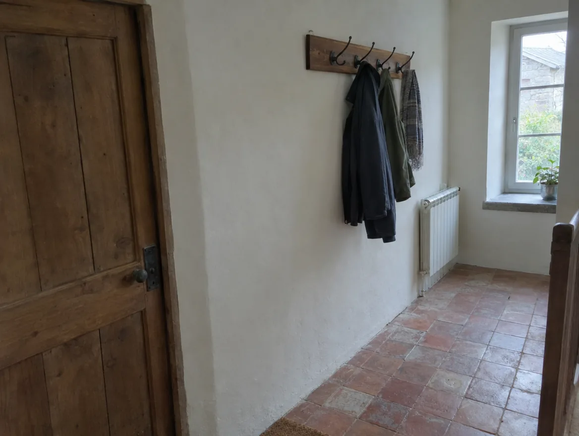 Pied de mur dans une entrée : après les travaux